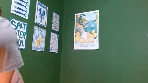 Snapshot of roxiehood chatting on October 21, 2:12 am Roxie online show from October 21, 2:12 am