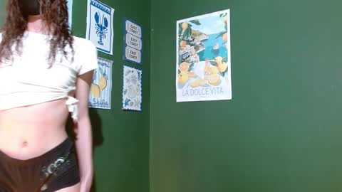 Snapshot of roxiehood chatting on October 29, 2:36 am Roxie online show from October 29, 2:36 am