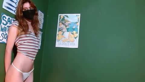 Snapshot of roxiehood chatting on December 3, 9:35 pm Roxie online show from December 3, 9:35 pm