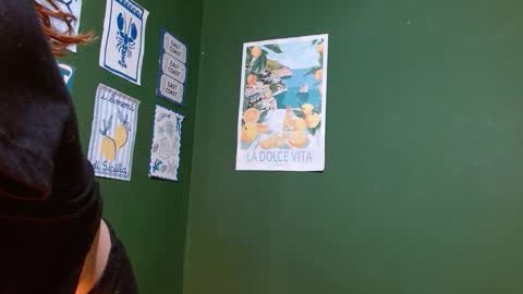 Snapshot of roxiehood chatting on December 17, 1:55 am Roxie online show from December 17, 1:55 am