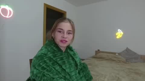 Snapshot of roxxxie_reid chatting on March 10, 5:18 pm Roxieex ABBY online show from March 10, 5:18 pm