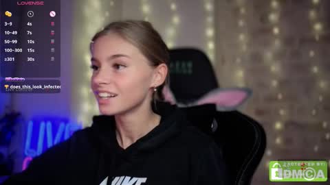 Snapshot of roxxxie_reid chatting on November 6, 9:26 pm Roxieex ABBY online show from November 6, 9:26 pm