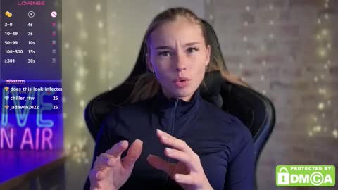 Snapshot of roxxxie_reid chatting on November 10, 10:20 pm Roxieex ABBY online show from November 10, 10:20 pm