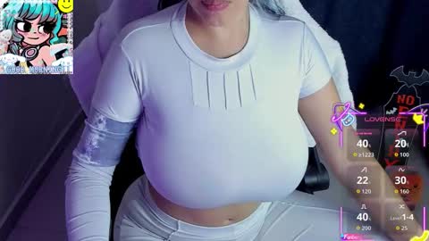 Snapshot of roxy_clark chatting on November 1, 9:00 am Annah online show from November 1, 9:00 am