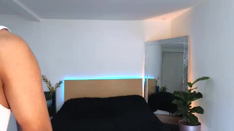  R U S S E L L  online show from September 15, 7:36 pm