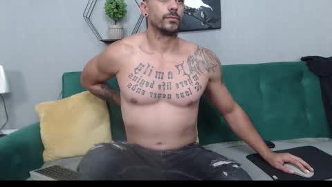 Snapshot of ryanvibe chatting on November 12, 4:07 pm Ryan online show from November 12, 4:07 pm