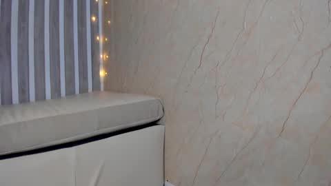 Snapshot of sabrinahims_ chatting on January 16, 12:02 am mariana online show from January 16, 12:02 am