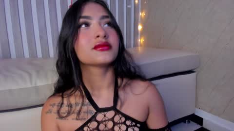 Snapshot of sabrinahims_ chatting on February 4, 9:41 pm mariana online show from February 4, 9:41 pm