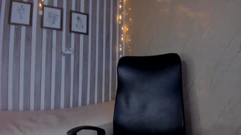 Snapshot of sabrinahims_ chatting on February 6, 1:16 am mariana online show from February 6, 1:16 am