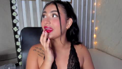 Snapshot of sabrinahims_ chatting on February 21, 11:10 pm mariana online show from February 21, 11:10 pm