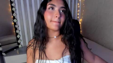 Snapshot of sabrinahims_ chatting on February 23, 7:44 am mariana online show from February 23, 7:44 am