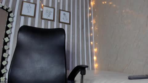 Snapshot of sabrinahims_ chatting on March 5, 12:38 am mariana online show from March 5, 12:38 am