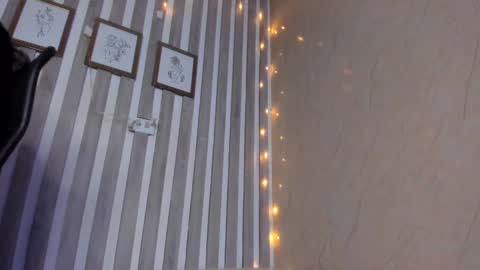 Snapshot of sabrinahims_ chatting on March 12, 11:33 pm mariana online show from March 12, 11:33 pm