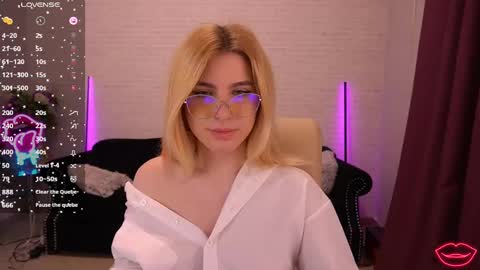 Snapshot of sabrinamuse chatting on March 11, 5:05 am Sabrina online show from March 11, 5:05 am