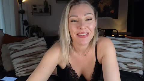 sacha__xx online show from February 18, 1:11 pm