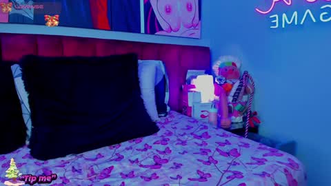 Snapshot of sallybrown_ chatting on December 6, 9:43 am miss Sally online every night from 1am to 8am Colombia time online show from December 6, 9:43 am