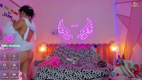 Snapshot of sallybrown_ chatting on October 31, 10:05 am miss Sally online every night from 1am to 8am Colombia time online show from October 31, 10:05 am