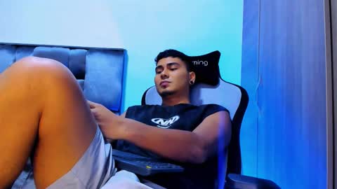 Snapshot of sam_knight_ chatting on December 18, 1:22 am SAM online show from December 18, 1:22 am