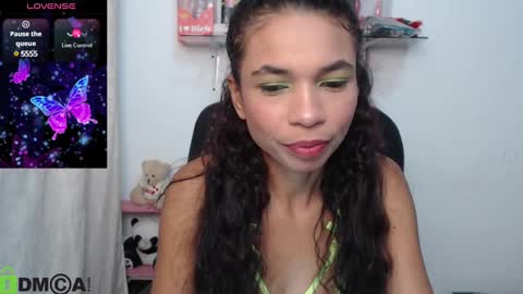 Snapshot of samanthaa_queen chatting on December 3, 11:11 am sam online show from December 3, 11:11 am