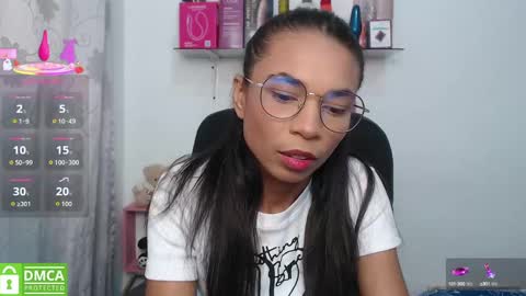 Snapshot of samanthaa_queen chatting on October 2, 1:18 pm sam online show from October 2, 1:18 pm