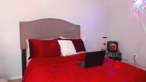 Snapshot of samatha1998 chatting on November 25, 7:58 pm Yaya online show from November 25, 7:58 pm