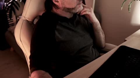 Snapshot of sanders_white chatting on December 29, 1:56 am Sanders online show from December 29, 1:56 am