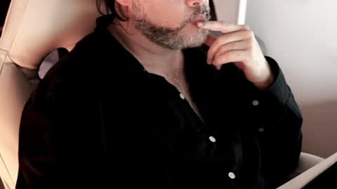 Snapshot of sanders_white chatting on December 31, 1:04 am Sanders online show from December 31, 1:04 am