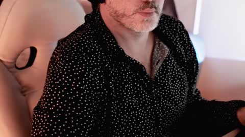 Snapshot of sanders_white chatting on January 19, 2:04 am Sanders online show from January 19, 2:04 am