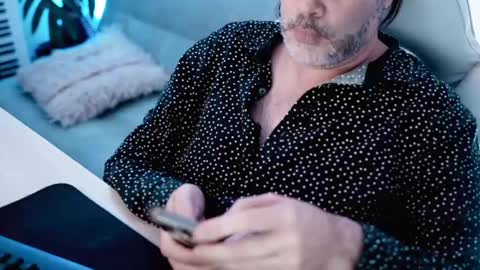 Snapshot of sanders_white chatting on February 12, 2:45 am Sanders online show from February 12, 2:45 am