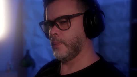 Snapshot of sanders_white chatting on October 13, 2:33 am Sanders online show from October 13, 2:33 am