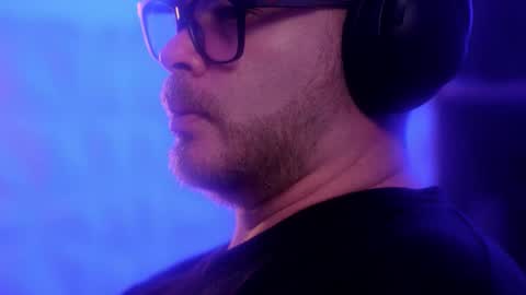 Snapshot of sanders_white chatting on November 28, 5:10 am Sanders online show from November 28, 5:10 am