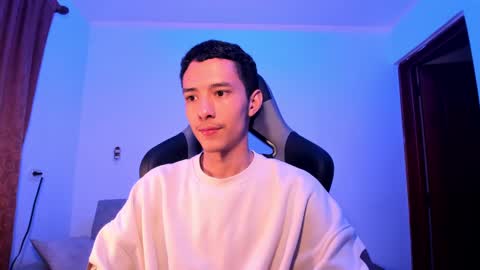 Snapshot of santi_twink19 chatting on December 6, 3:08 am santi_twink19 online show from December 6, 3:08 am