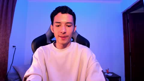 Snapshot of santi_twink19 chatting on December 6, 6:15 am santi_twink19 online show from December 6, 6:15 am