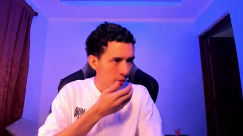 Snapshot of santi_twink19 chatting on December 7, 4:53 am santi_twink19 online show from December 7, 4:53 am