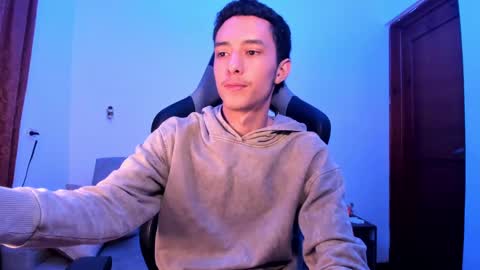 Snapshot of santi_twink19 chatting on December 11, 4:28 am santi_twink19 online show from December 11, 4:28 am