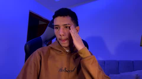 Snapshot of santi_twink19 chatting on January 6, 11:29 am santi_twink19 online show from January 6, 11:29 am