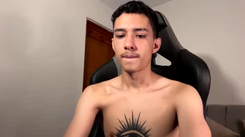 Snapshot of santi_twink19 chatting on January 8, 4:11 pm santi_twink19 online show from January 8, 4:11 pm