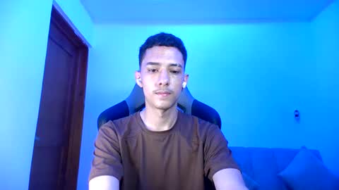 Snapshot of santi_twink19 chatting on February 1, 12:07 am santi_twink19 online show from February 1, 12:07 am