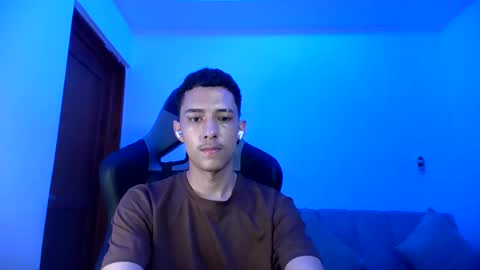 Snapshot of santi_twink19 chatting on February 1, 3:08 am santi_twink19 online show from February 1, 3:08 am