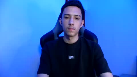 Snapshot of santi_twink19 chatting on February 12, 9:43 pm santi_twink19 online show from February 12, 9:43 pm