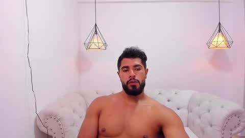 santiago_huntt online show from December 3, 8:06 pm