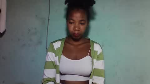 Snapshot of sanyah0123 chatting on December 14, 1:33 am sanyah0123 online show from December 14, 1:33 am