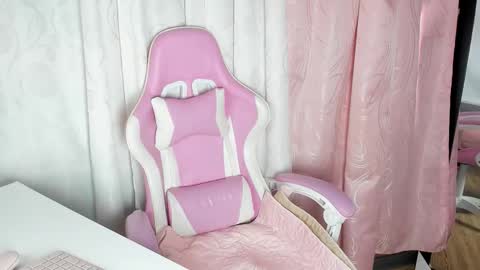 Snapshot of sara_cloudy chatting on October 7, 1:41 pm Sara online show from October 7, 1:41 pm