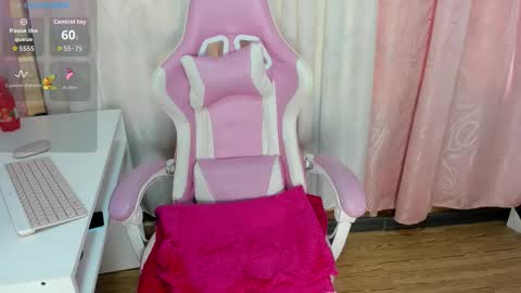 Snapshot of sara_cloudy chatting on November 12, 2:28 pm Sara online show from November 12, 2:28 pm