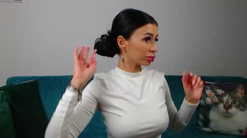 Im Sara I am happy to be here  online show from November 30, 3:27 pm