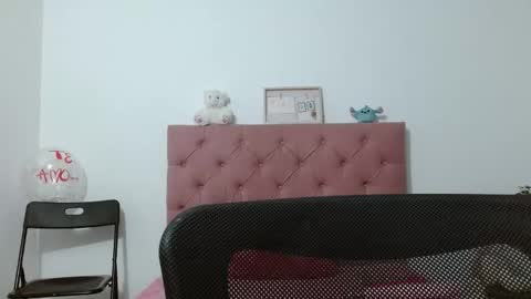 Snapshot of sara_f_w chatting on December 17, 1:22 am Sara online show from December 17, 1:22 am