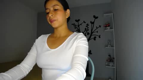 Snapshot of sara_tris chatting on December 5, 12:52 am Sara online show from December 5, 12:52 am