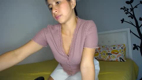 Snapshot of sara_tris chatting on December 7, 3:36 am Sara online show from December 7, 3:36 am