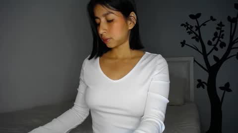 Snapshot of sara_tris chatting on November 15, 1:25 am Sara online show from November 15, 1:25 am