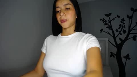 Snapshot of sara_tris chatting on November 18, 1:33 am Sara online show from November 18, 1:33 am